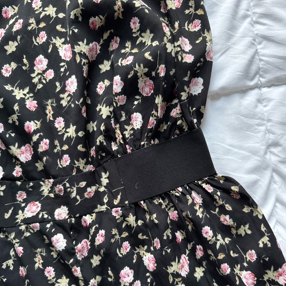 floral romper. - Picture 3 of 4